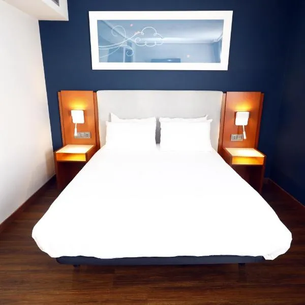 Travelodge Madrid Coslada Aeropuerto, khách sạn ở Coslada