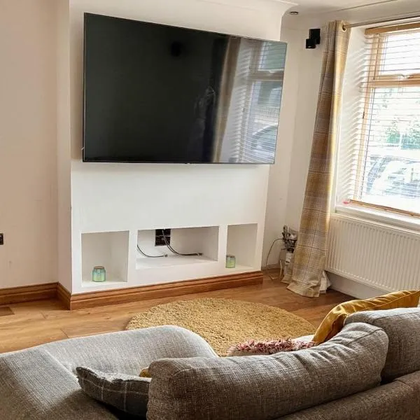 Modern Newly Renovated 3 Story House in Ebbw Vale, hotel v destinaci Ebbw Vale