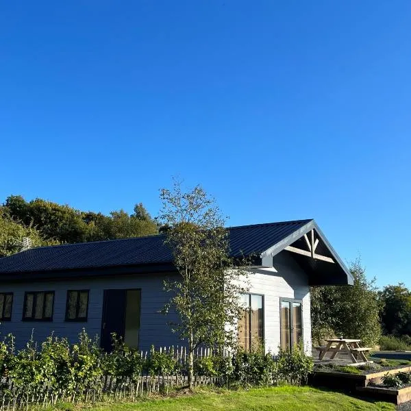 Spacious 3-Bedroom Chalet on Country Estate near Glasgow - sleeps 6, hotel in Glasgow