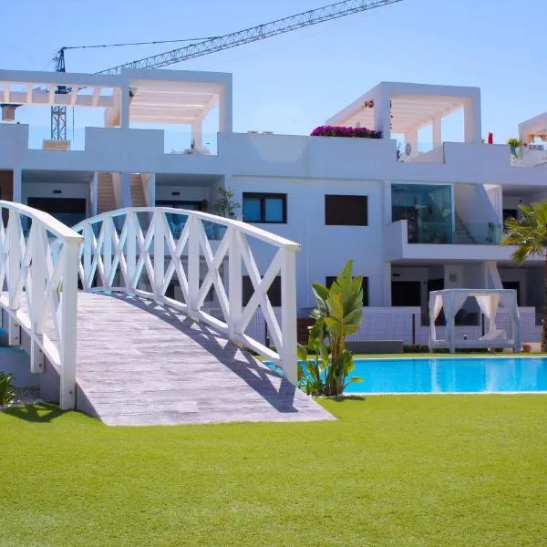Beautiful Condo in Laguna Beach Resort overlooking Laguna Rosa In Torrevieja With 2 Bedrooms and 2 Bathrooms, hotel in Torrevieja