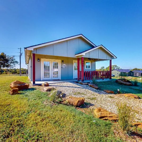 Steps to Lake Eufaula: Home w/ Fire Pit & BBQ, hotel a Eufaula