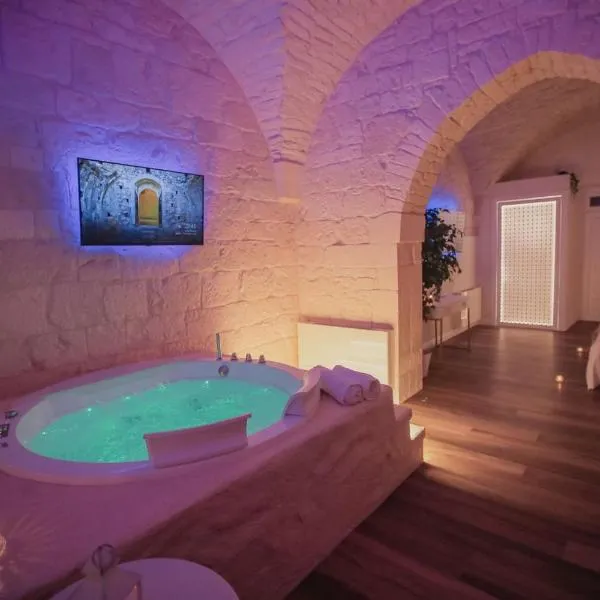 Romantic Suite with Private Jacuzzi Malely Suite, hotel in Martina Franca
