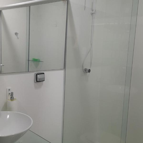 2 Camas de Solteiro Ar Quente Frio Frigobar Smart TV e Café da Manhã não tem garagem - Foto 3
