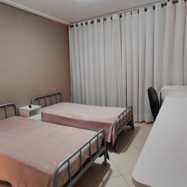Quarto com 2 Camas de Solteiro Ar Condicionado Frigobar Smart TV e Café da Manhã, hotel v destinaci Porto Alegre