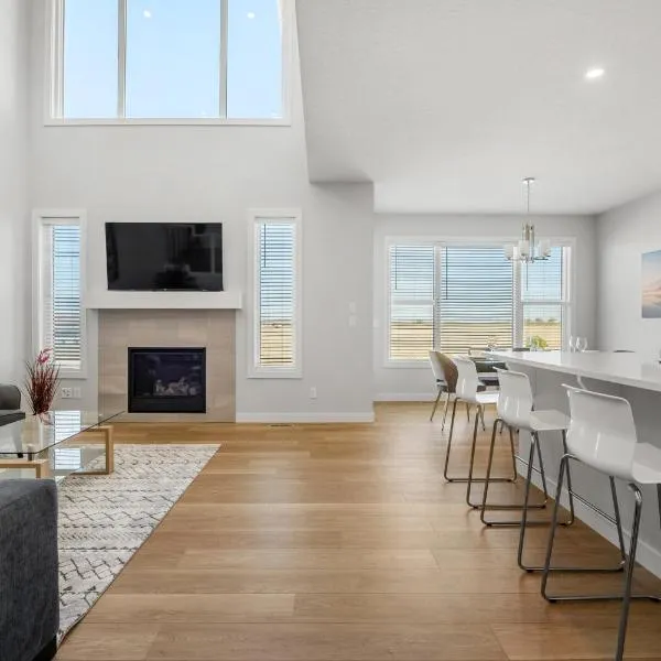 Bright & Spacious 3 Beds Luxury Home in SE Calgary, hotel in Calgary