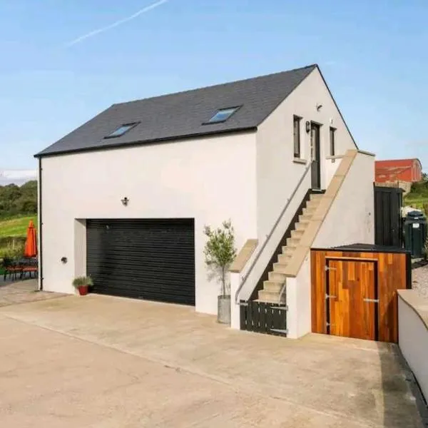 Fernhill Loft 2 Bedroom Apartment, hotel v destinaci Annaclone