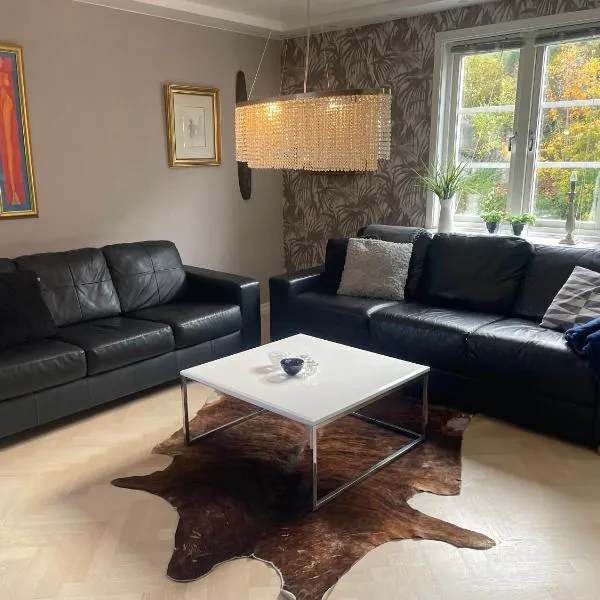Lyxig Villalägenhet i centrala Uddevalla - Spabad, hotel v destinaci Uddevalla