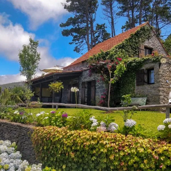 Achadinha - Mountain Cottage, khách sạn ở Arco da Calheta