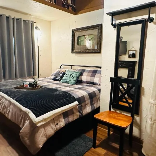 Acorn Hideaways Canton Secluded Sherlock Holmes Suite King Bed, hotel in Wills Point