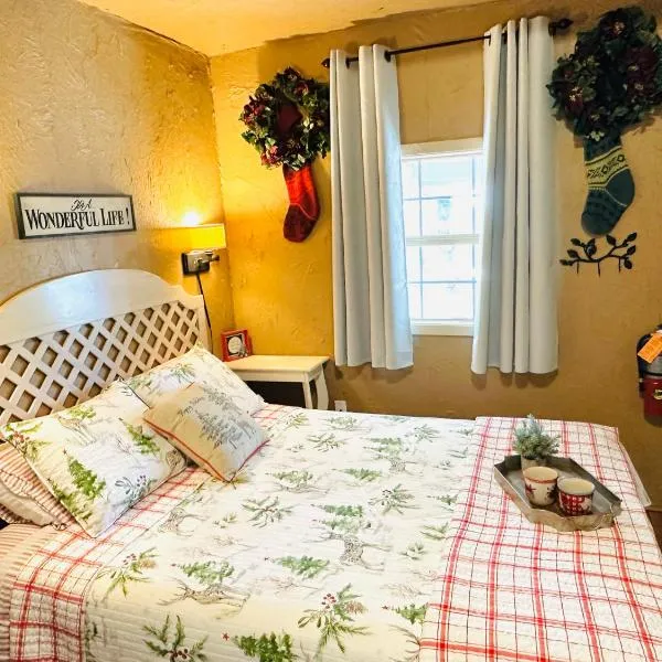 Acorn Hideaways Canton Delightful Christmas Suite Year Round, hotell i Canton