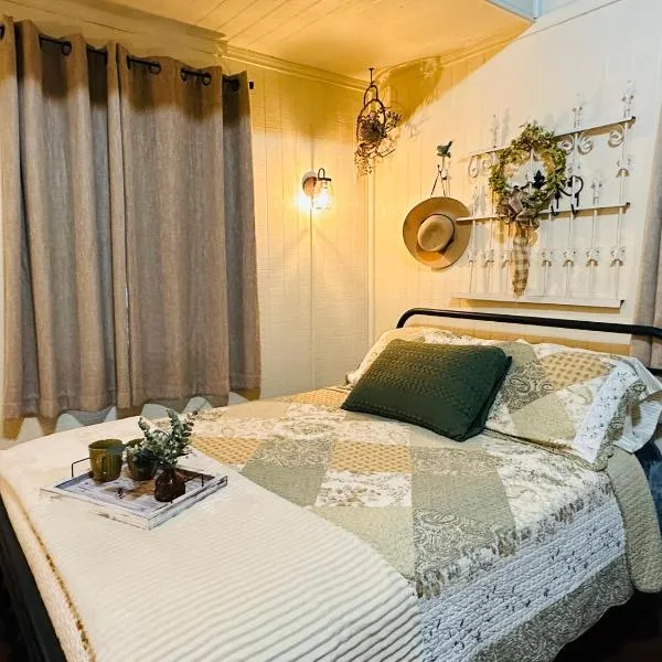 Acorn Hideaways Canton Unwind at Green Gables Suite for up to 3, hotel in Denman Crossroads