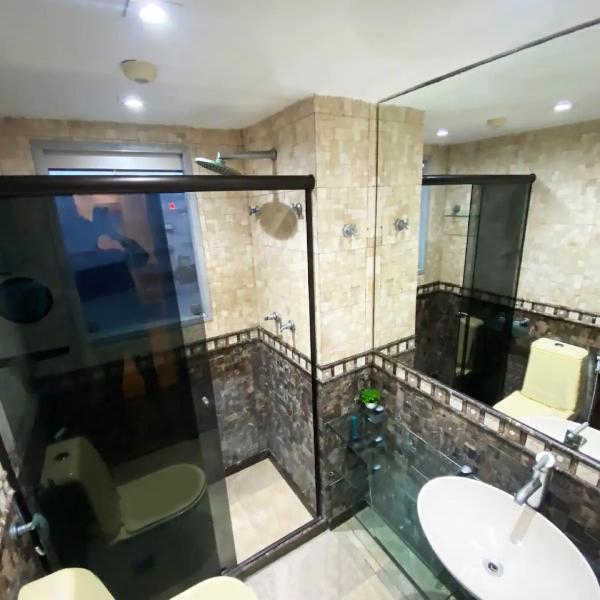 30 secs to the beach, 3 balconies, 2 bdrms ensuite - Foto 3