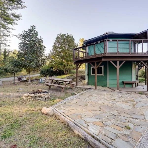 Unique West Jefferson Home w/ Fire Pit & Grill!, hotel u gradu 'West Jefferson'
