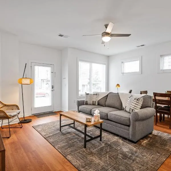 Charming Duplex Retreat in Old Town Manchester, VA, hotel v destinaci Richmond