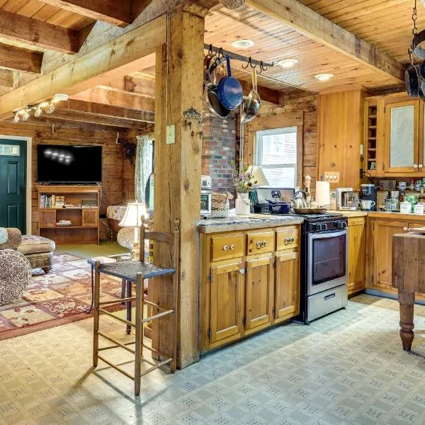 Cozy Adirondack Cabin Retreat in West Chazy!, hotel v destinaci West Chazy