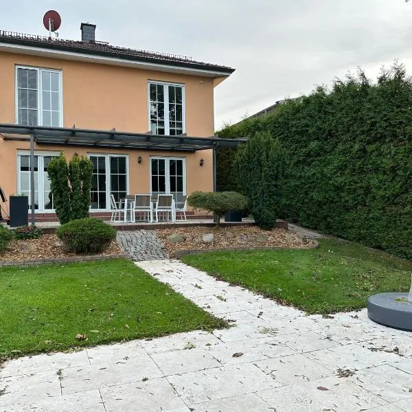 Stadtvilla in Leipzig 7 Personen 3 Schlafzimmer 2 Bäder Garten und Terrasse zentral gelegen Messe Innenstadt Seen，萊比錫的飯店