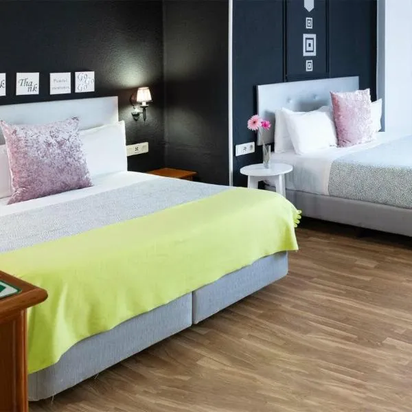 Hostal Victoria, hotel v destinaci Altura