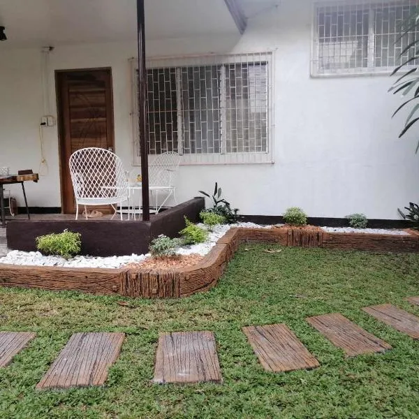 Bacolod Tiny House FAST WIFI with Barbeque Area, hotell sihtkohas Bacolod
