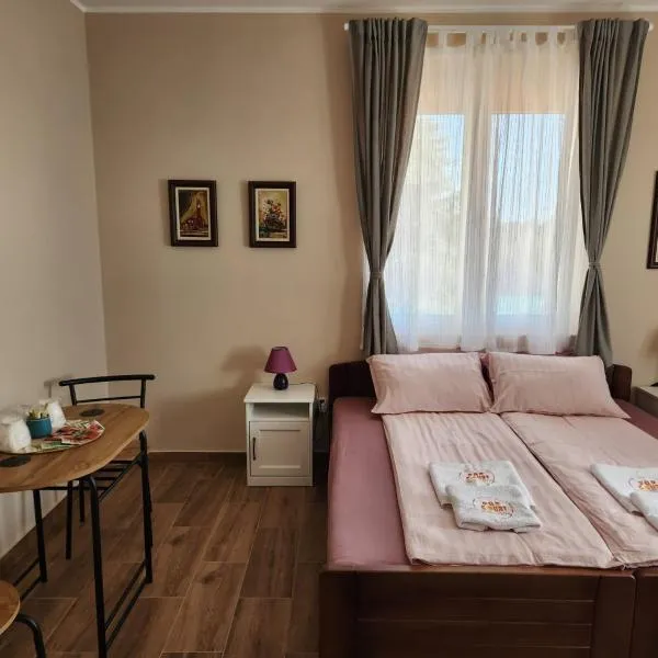 RoomsApartments PopCOURT โรงแรมในNovi Vladimirovac
