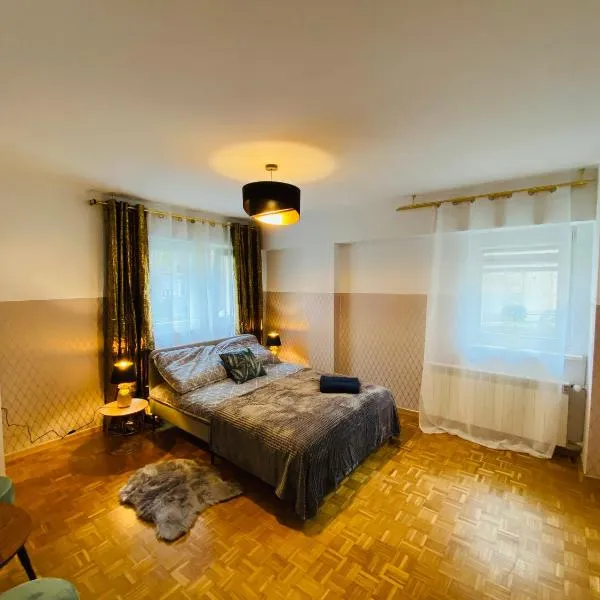 ClickTheFlat Solidarności City Center Apart Rooms, hotel in Warsaw