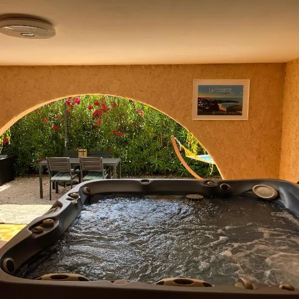 Bas de villa 70m2 indépendant avec espace jacuzzi privé, hotel v destinaci Le Lavandou
