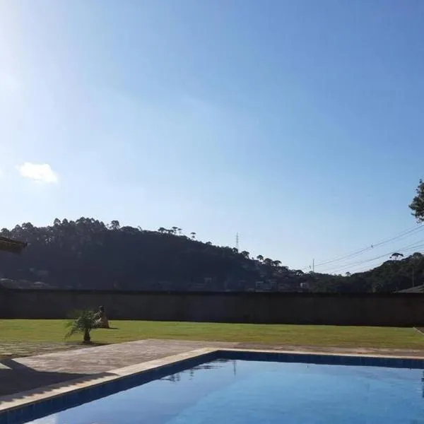 Casa ampla com 5 suítes, piscina e churrasqueira.
