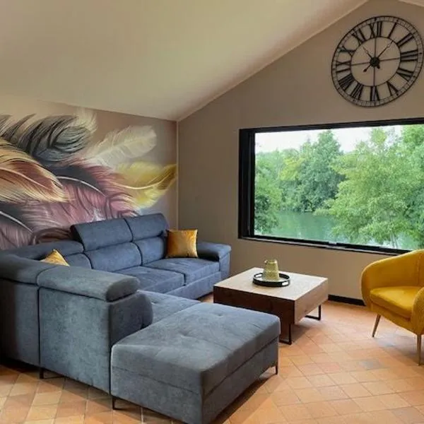 Chalet cosy à La Flèche avec terrasse et vue rivière - FR-1-410-424, hôtel à La Flèche