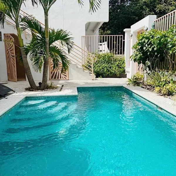 Holiday Beach House In Punta Leona wprivate Pool, hotel v destinaci Punta Leona