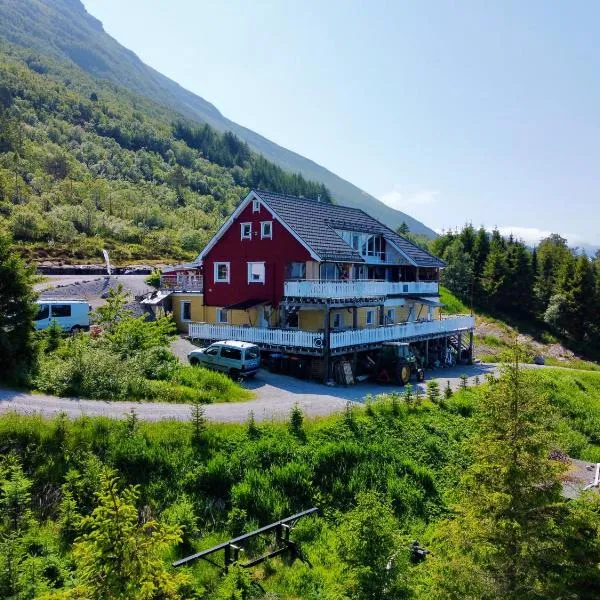 Awesome Fishing, Boating and Nature Experience at Fiskesenter Birkeland, hotel en Finnøy