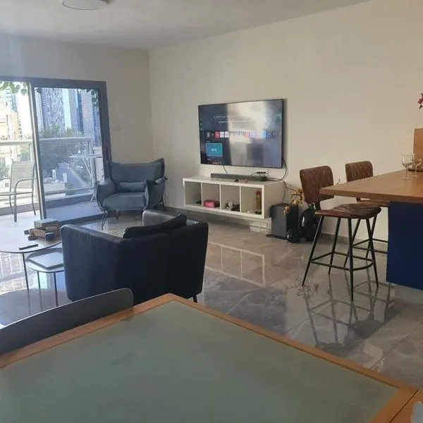 Renovated central 3 bedroom apt with great terrace and Bomb Shelter، فندق في رامات غان