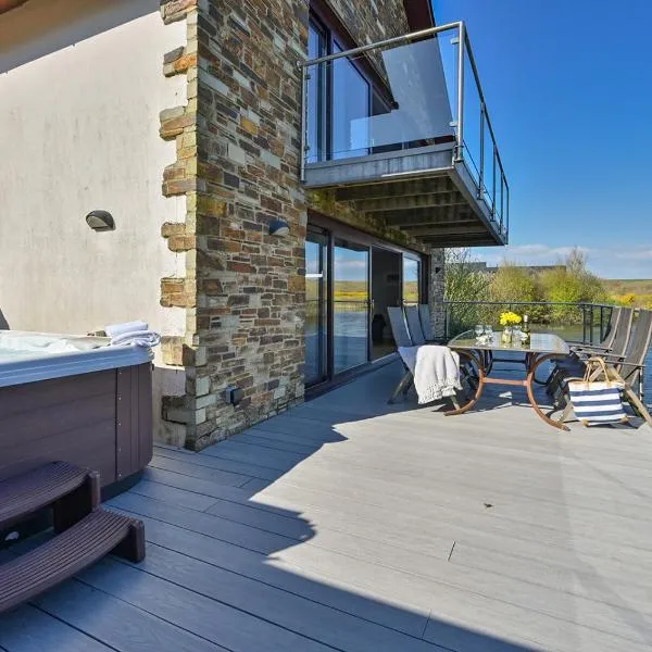 Lakeside House on Retallack Resort with Hot Tub 110, hotel i Padstow