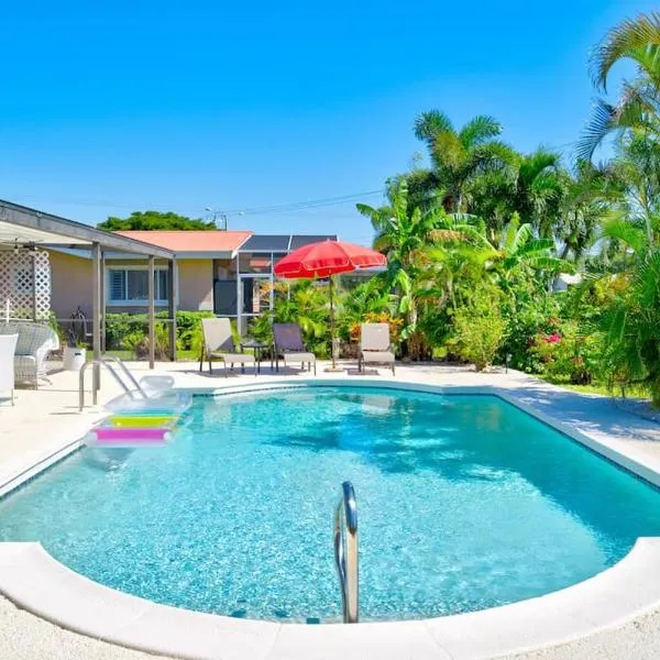 Cozy 60's home, city & canal located, hotel in Cape Coral