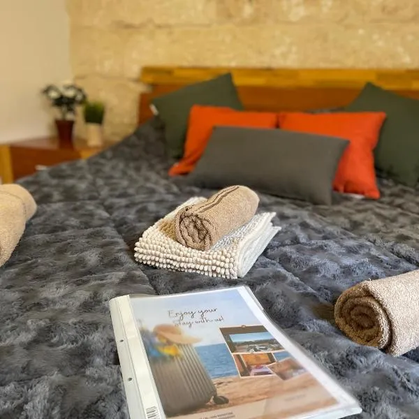 Sliema Townhouse for 12, July Deal, Historic Charm, Steps to Seafront View & Bars & Promenade, hotel v destinaci Sliema