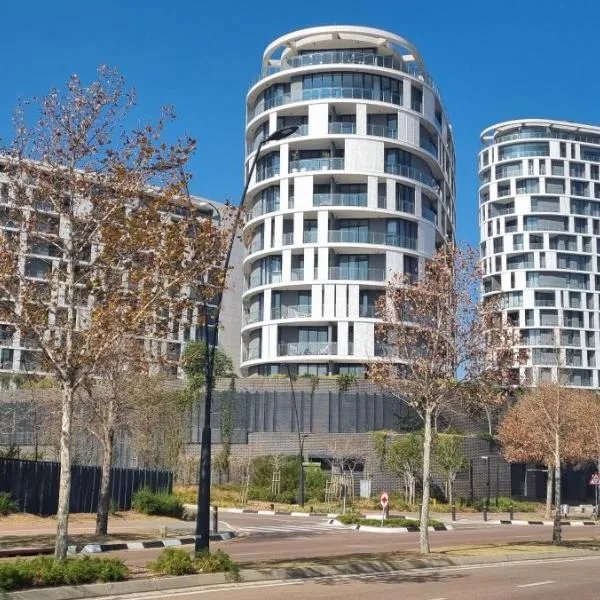 Ellipse Waterfall City Luxury Apartment - Bigger Apartment than Most - Middle floor, hotel in Midrand