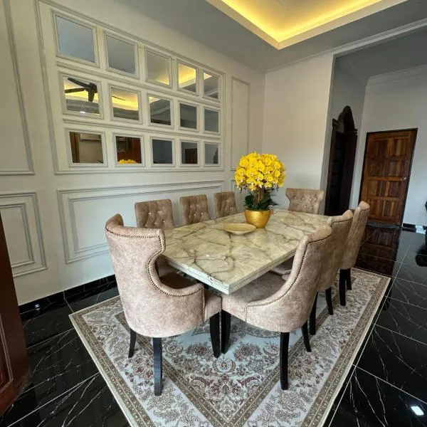 Rania Riverview Guesthouse #BestGuesthouseInTown #SpaciousLivingRoom #ModernClassicConcept #LuxuryDiningset #freeWifi #Netflix #FullyAircond #CozyPrayerSpace, hotel v destinaci Kuala Berang