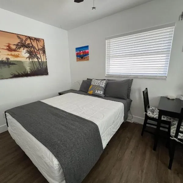 Cozy private studio w/own yard - 3mi from Beach โรงแรมในเซมิโนล