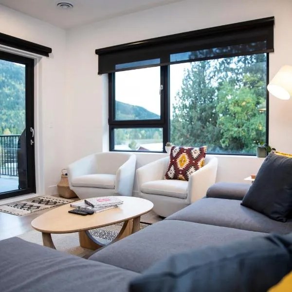Le Refuge - Revelstoke Condo with Hot Tub, hotel v destinaci Revelstoke
