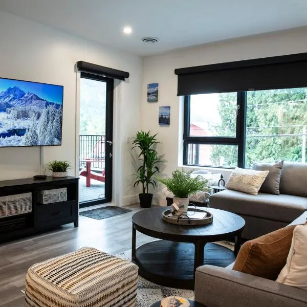 Selkirk Staytion - Stylish Condo with Hot Tub, hotel v destinaci Revelstoke