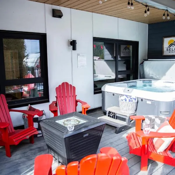 Selkirk Staytion - Stylish Condo with Hot Tub, Hotel in Revelstoke