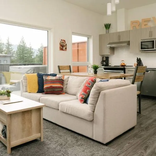 The Nest - Condo with Hot Tub & BBQ, Hotel in Revelstoke