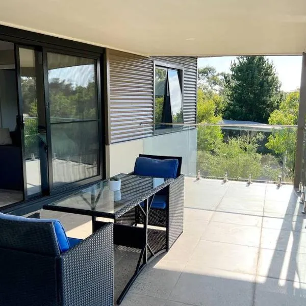Spacious modern Gem Cozy Haven Lake & Beach oasis., hotel v destinaci Lock Sport