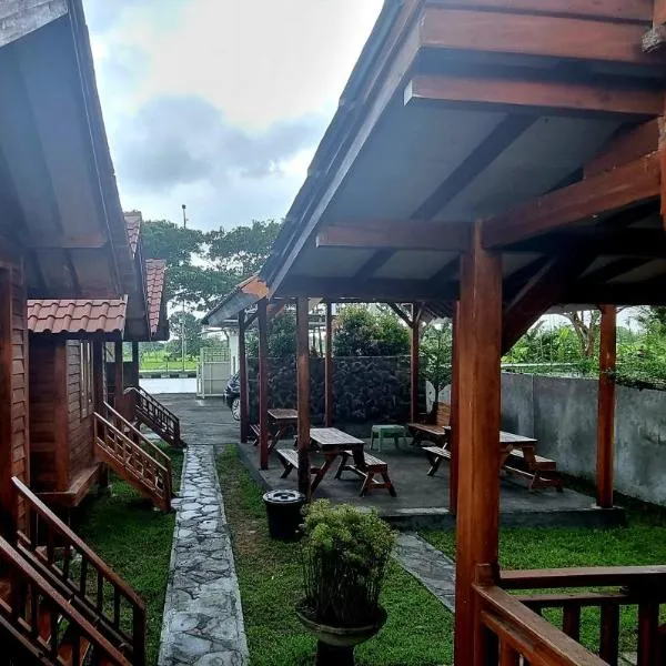 Mayeka Transit Hostel Bandara Internasional Lombok, hotel in Plambi