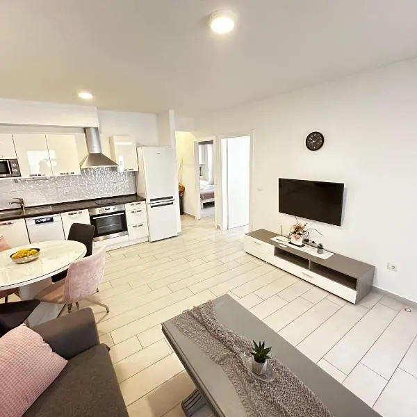 Apartmani Danica - Sara, hotel di Promajna