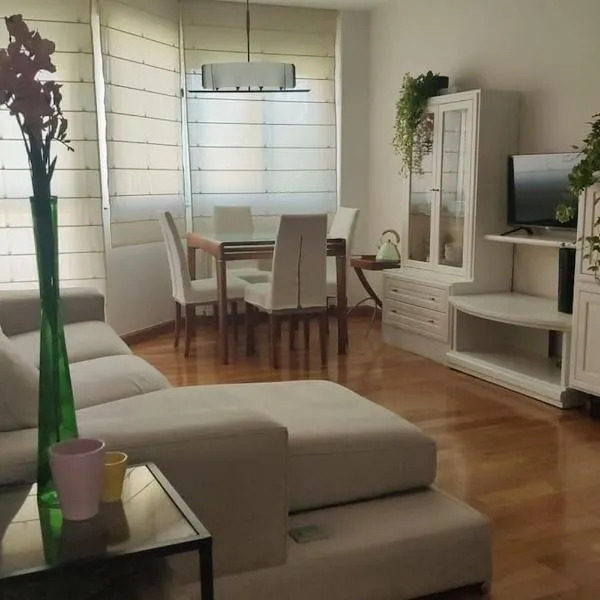 Acogedor apartamento playa Usil a 600 m de la playa, hotel Mogróban