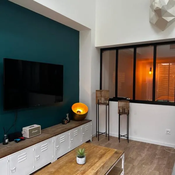 L'Usine du centre ville avec parking privé et jacuzzi extérieur, hotel in Concarneau