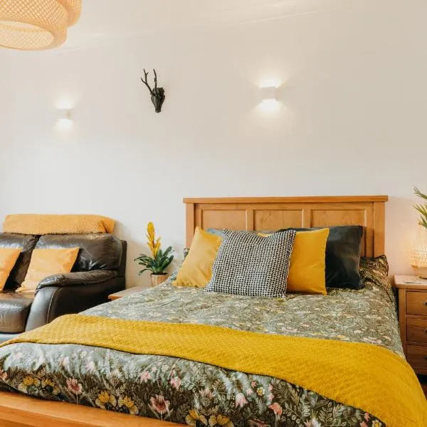 Luxury Private Suite-Parking, Courtyard & Wi-Fi, viešbutis mieste Koldikotas