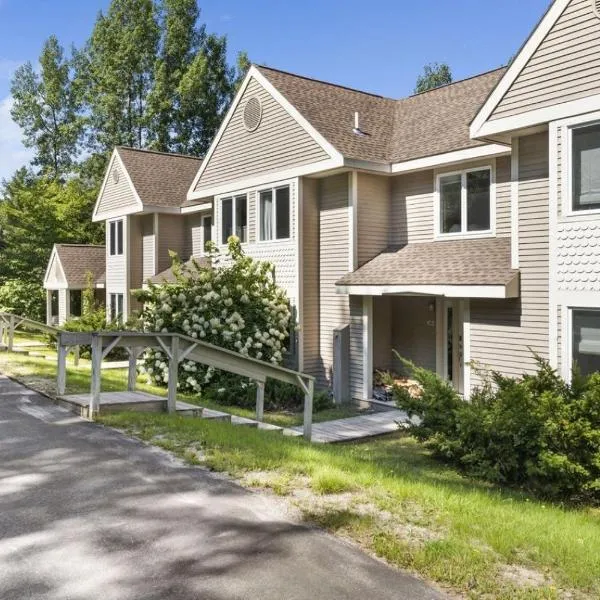 New host! Exceptional Sunday River Ski In Ski Out Condo, hotel in Newry