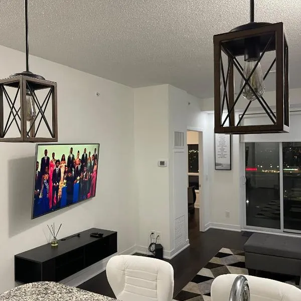 Luxury Condo with city skyline views - Mins to YYZ, хотел в Торонто