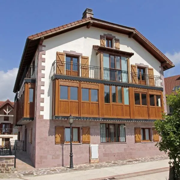 Apartamentos Irati Garralda, hotel in Abaurrea Alta