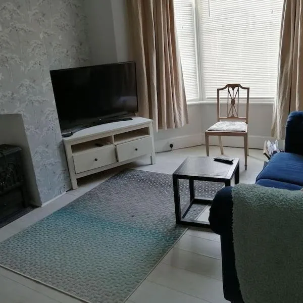 Seaside 2 bed terraced house with garden, hotel v destinaci Hastings